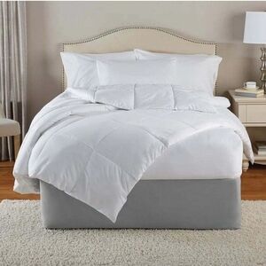 Plush White Comforter with Elegant Design